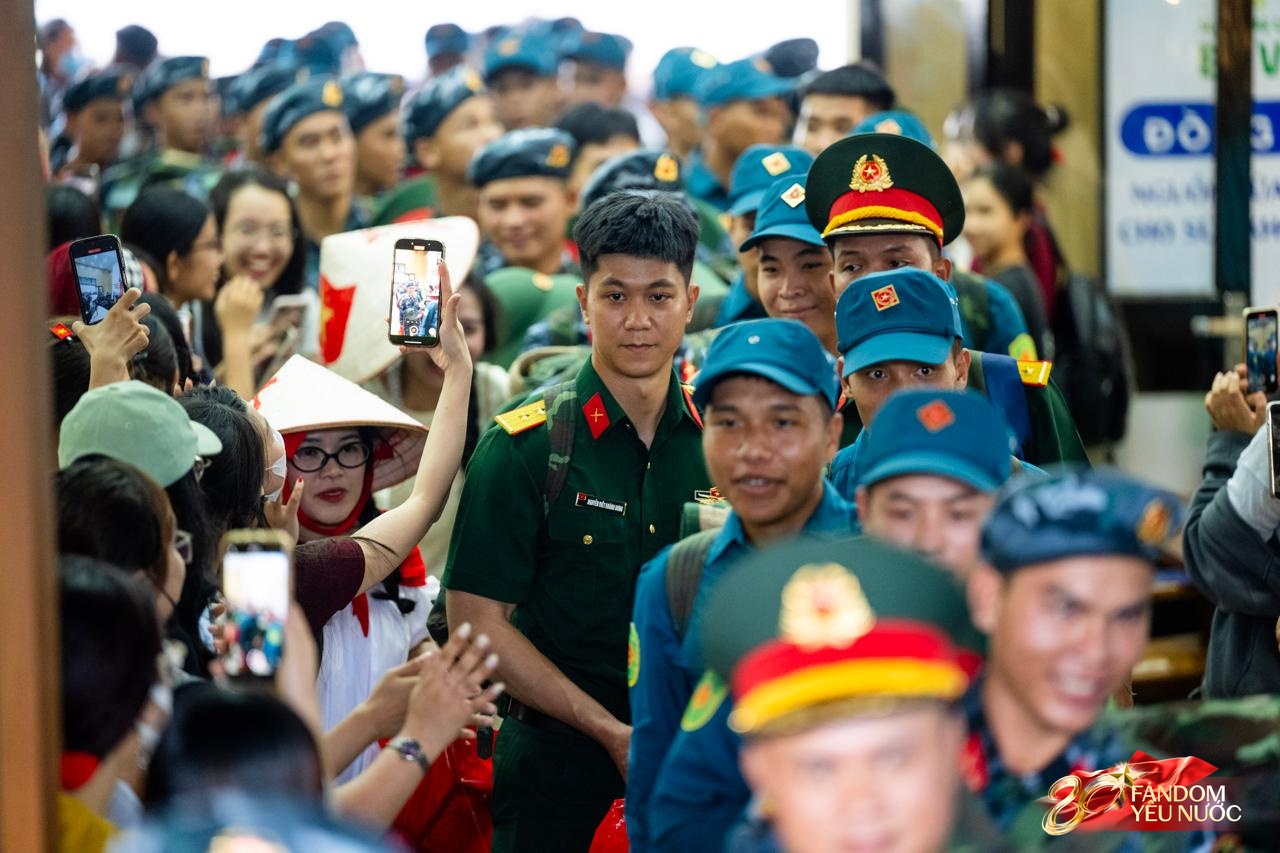 Cảnh tượng đặc biệt tại ga Hà Nội sáng 3/9: Người dân bịn rịn chia tay cán bộ, chiến sĩ miền Nam sau khi hoàn thành nhiệm vụ A80- Ảnh 20.