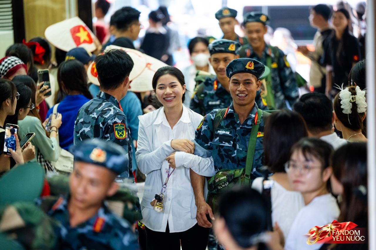 Cảnh tượng đặc biệt tại ga Hà Nội sáng 3/9: Người dân bịn rịn chia tay cán bộ, chiến sĩ miền Nam sau khi hoàn thành nhiệm vụ A80- Ảnh 21.