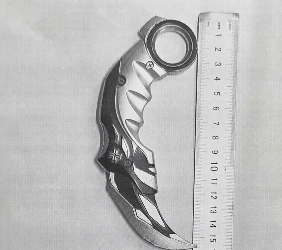 Vụ GVCN bị học sinh lớp 7 túm tóc, giật ngã xuống nền nhà vì thu đồ chơi: Bất ngờ phản ứng của cô giáo!- Ảnh 3.