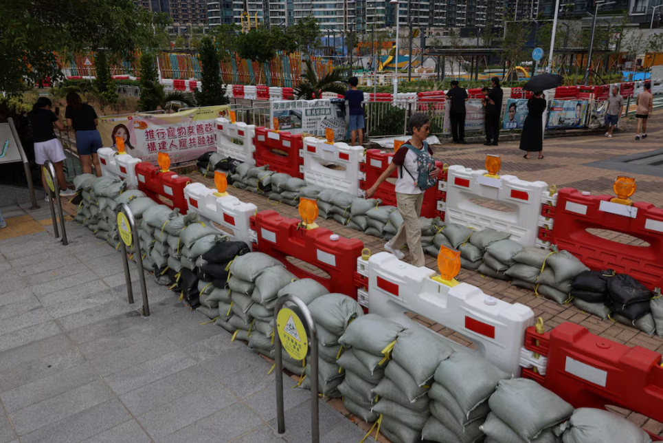 Các thành phố “đóng cửa”, nín thở trước siêu bão Ragasa: Người dân dán chặt cửa kính, chặn bao cát trước nhà, càn quét siêu thị tích trữ đồ- Ảnh 7.