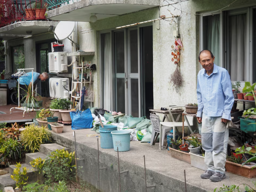 Các thành phố “đóng cửa”, nín thở trước siêu bão Ragasa: Người dân dán chặt cửa kính, chặn bao cát trước nhà, càn quét siêu thị tích trữ đồ- Ảnh 9.