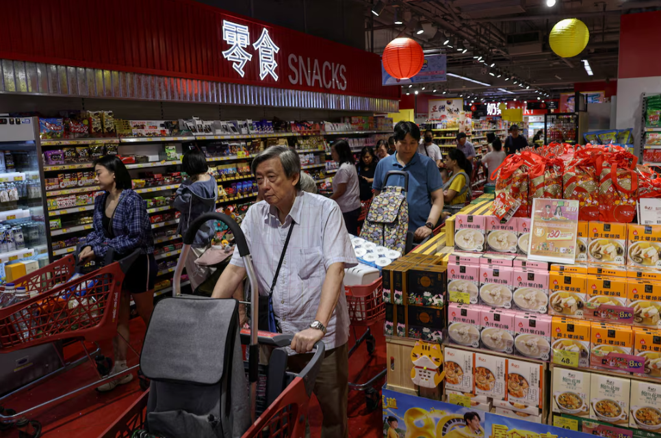 Các thành phố “đóng cửa”, nín thở trước siêu bão Ragasa: Người dân dán chặt cửa kính, chặn bao cát trước nhà, càn quét siêu thị tích trữ đồ- Ảnh 5.