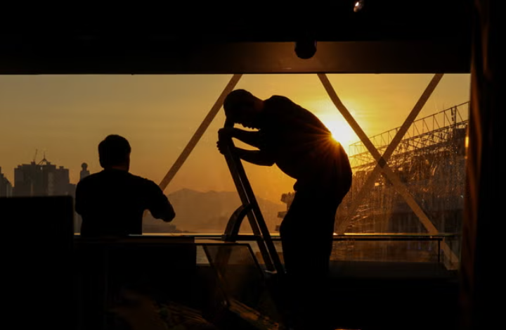 Các thành phố “đóng cửa”, nín thở trước siêu bão Ragasa: Người dân dán chặt cửa kính, chặn bao cát trước nhà, càn quét siêu thị tích trữ đồ- Ảnh 1.