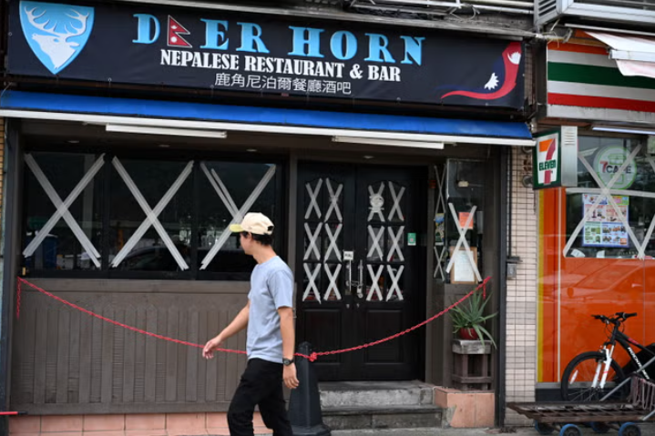 Các thành phố “đóng cửa”, nín thở trước siêu bão Ragasa: Người dân dán chặt cửa kính, chặn bao cát trước nhà, càn quét siêu thị tích trữ đồ- Ảnh 4.