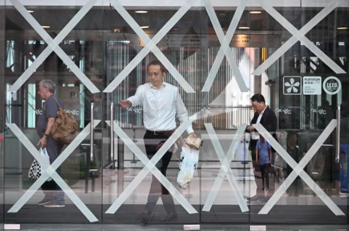 Các thành phố “đóng cửa”, nín thở trước siêu bão Ragasa: Người dân dán chặt cửa kính, chặn bao cát trước nhà, càn quét siêu thị tích trữ đồ- Ảnh 3.