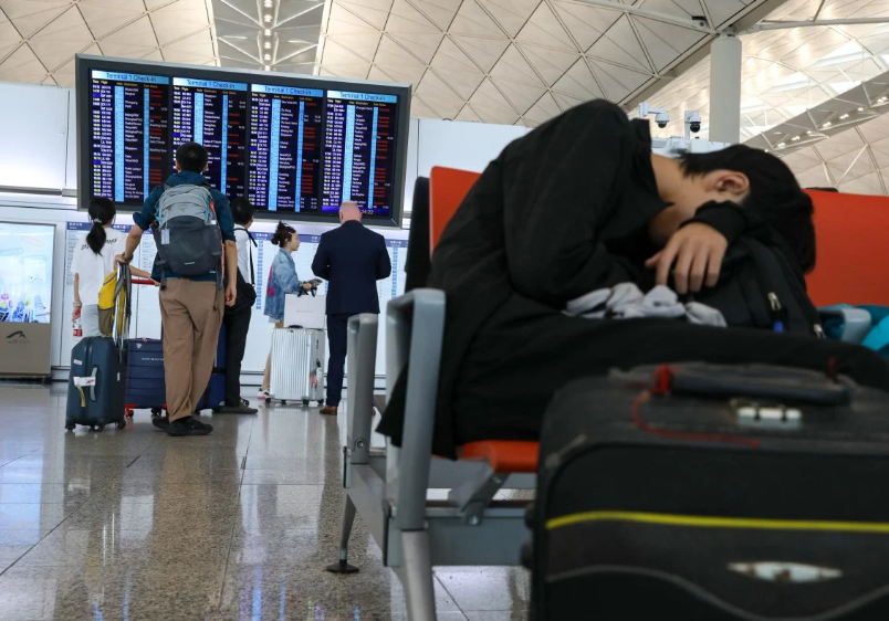 Các thành phố “đóng cửa”, nín thở trước siêu bão Ragasa: Người dân dán chặt cửa kính, chặn bao cát trước nhà, càn quét siêu thị tích trữ đồ- Ảnh 10.