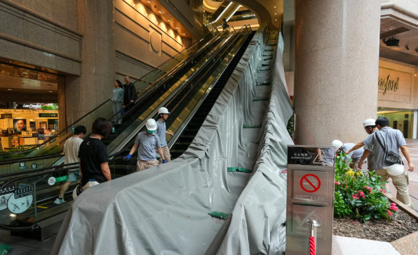 Các thành phố “đóng cửa”, nín thở trước siêu bão Ragasa: Người dân dán chặt cửa kính, chặn bao cát trước nhà, càn quét siêu thị tích trữ đồ- Ảnh 11.