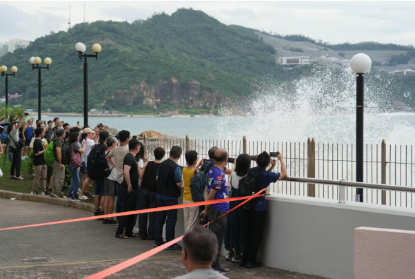 Các thành phố “đóng cửa”, nín thở trước siêu bão Ragasa: Người dân dán chặt cửa kính, chặn bao cát trước nhà, càn quét siêu thị tích trữ đồ- Ảnh 12.