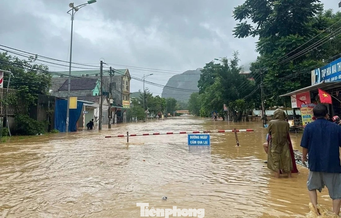 Cảnh tượng thắt lòng trong đợt ngập lụt nghiêm trọng nhất năm 2025 do bão số 10 Bualoi- Ảnh 19.