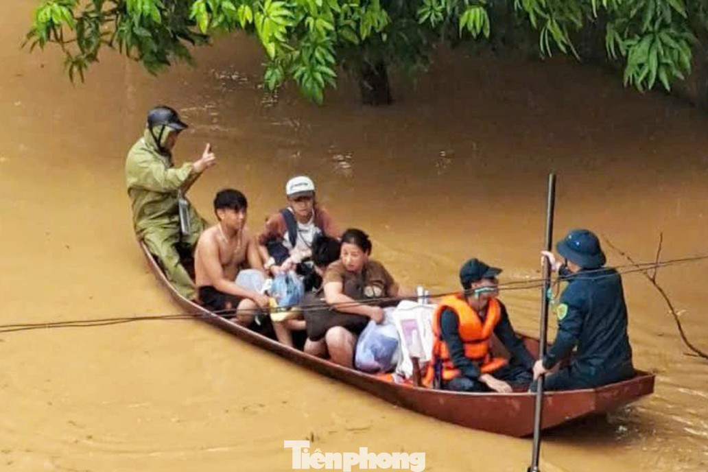Cảnh tượng thắt lòng trong đợt ngập lụt nghiêm trọng nhất năm 2025 do bão số 10 Bualoi- Ảnh 13.