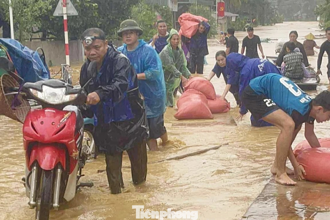 Cảnh tượng thắt lòng trong đợt ngập lụt nghiêm trọng nhất năm 2025 do bão số 10 Bualoi- Ảnh 14.
