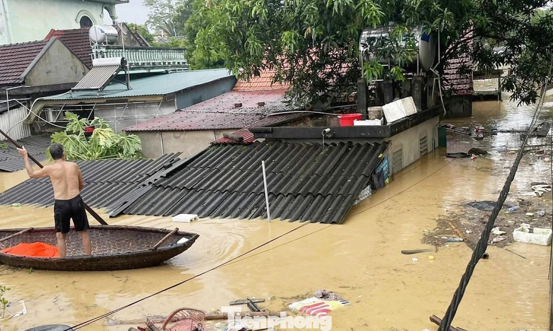 Cảnh tượng thắt lòng trong đợt ngập lụt nghiêm trọng nhất năm 2025 do bão số 10 Bualoi- Ảnh 15.