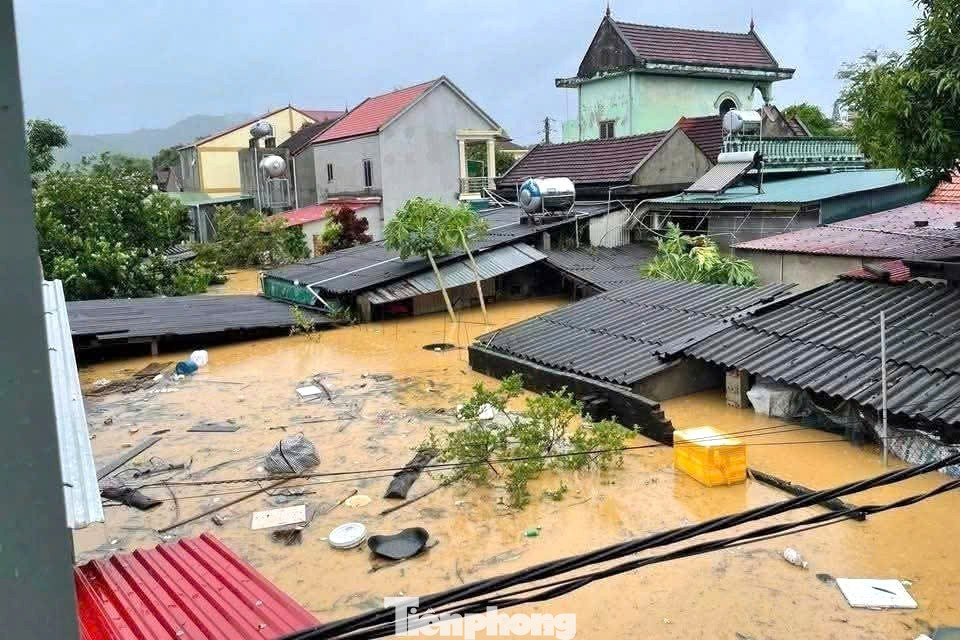 Cảnh tượng thắt lòng trong đợt ngập lụt nghiêm trọng nhất năm 2025 do bão số 10 Bualoi- Ảnh 16.