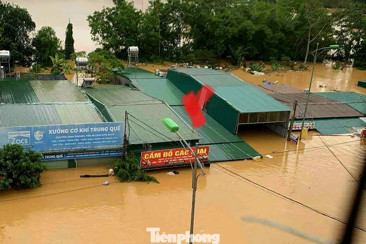 Cảnh tượng thắt lòng trong đợt ngập lụt nghiêm trọng nhất năm 2025 do bão số 10 Bualoi- Ảnh 11.