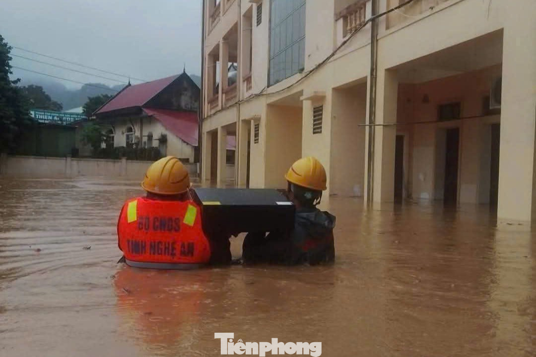 Cảnh tượng thắt lòng trong đợt ngập lụt nghiêm trọng nhất năm 2025 do bão số 10 Bualoi- Ảnh 18.