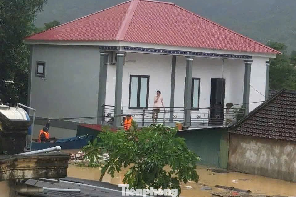 Cảnh tượng thắt lòng trong đợt ngập lụt nghiêm trọng nhất năm 2025 do bão số 10 Bualoi- Ảnh 17.