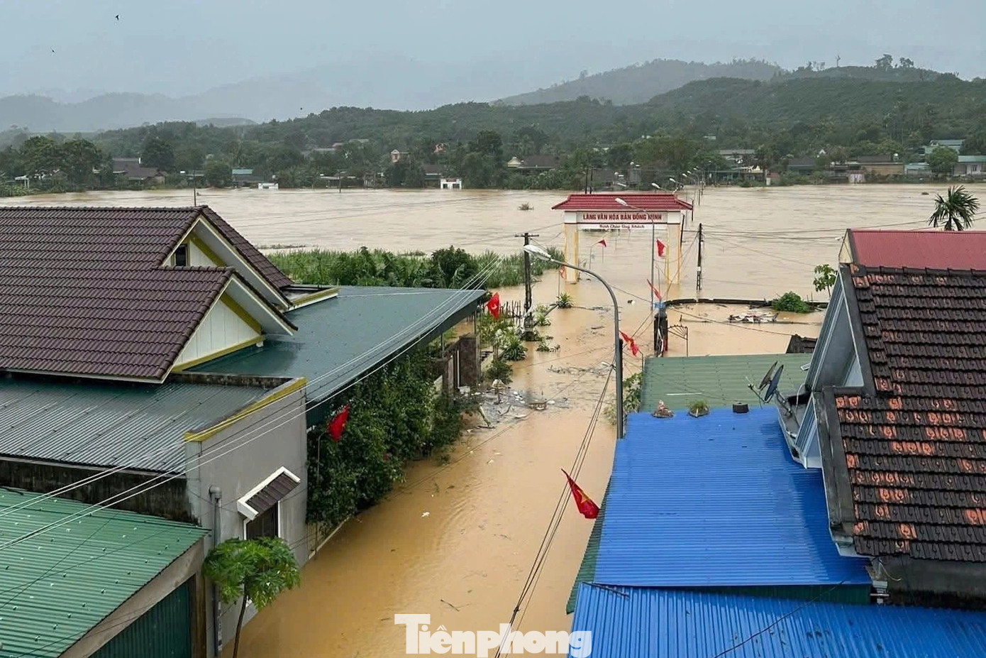 Cảnh tượng thắt lòng trong đợt ngập lụt nghiêm trọng nhất năm 2025 do bão số 10 Bualoi- Ảnh 12.