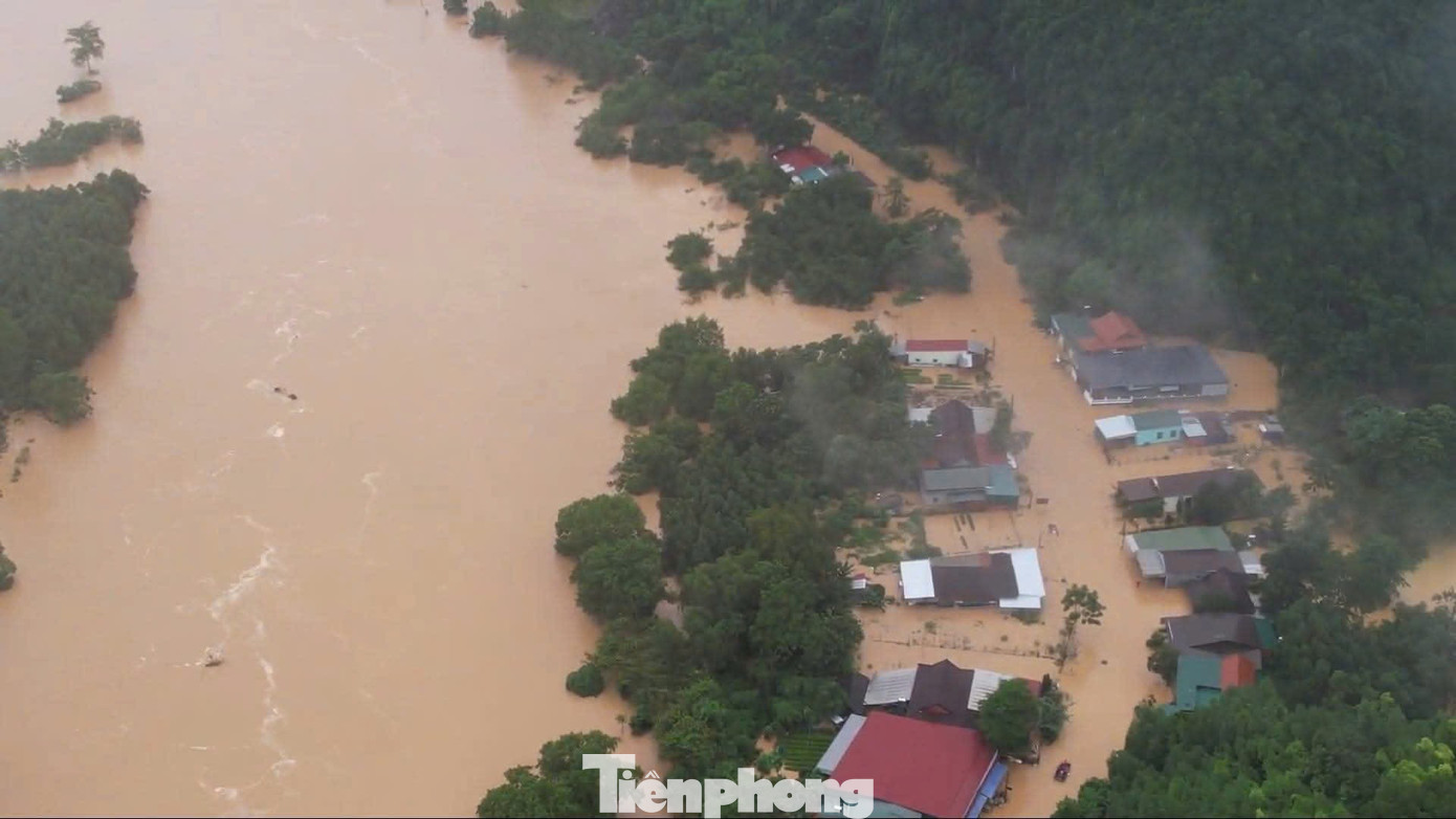 Cảnh tượng thắt lòng trong đợt ngập lụt nghiêm trọng nhất năm 2025 do bão số 10 Bualoi- Ảnh 10.