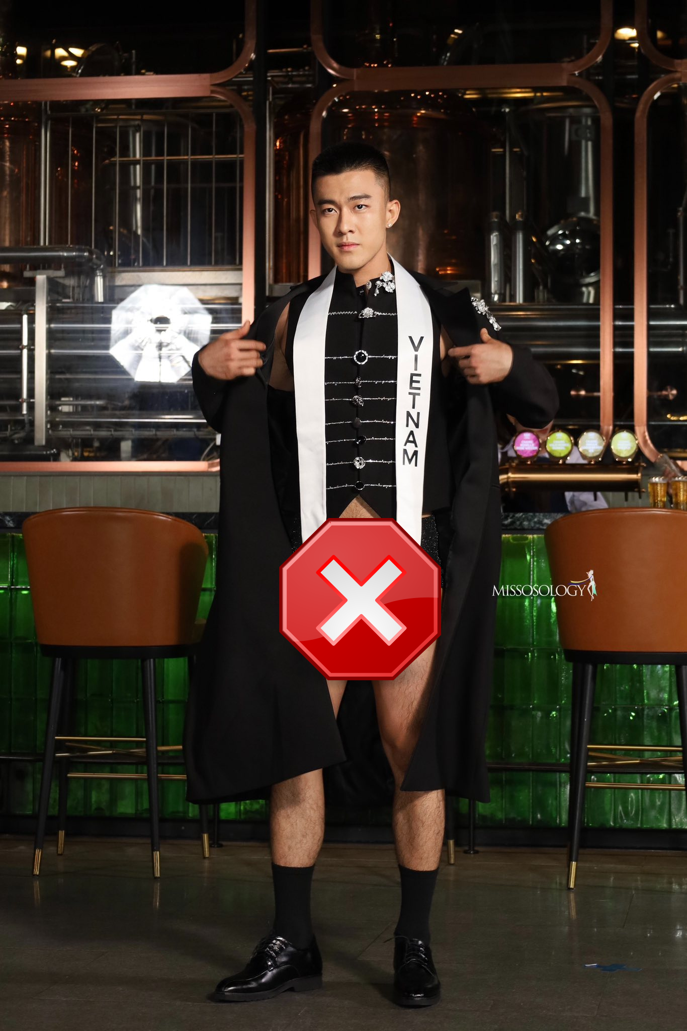 Công Vinh gây phản cảm vì hình ảnh lố 