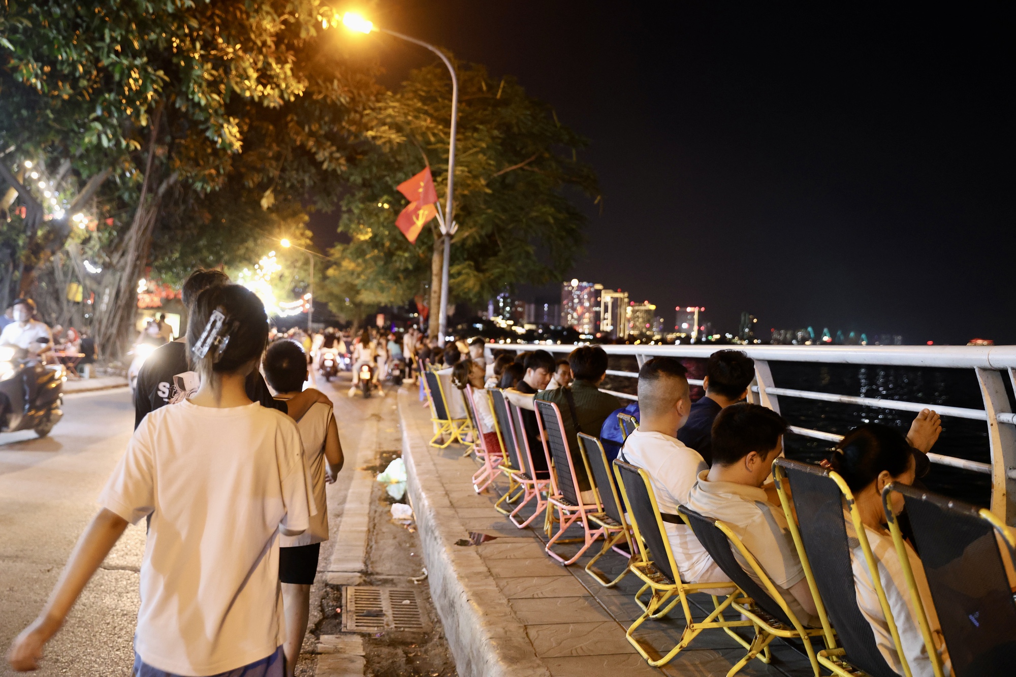 Pháo hoa rực sáng trên bầu trời Hà Nội tối 2/9, người dân đổ xô ra đường ngắm nhìn- Ảnh 32.