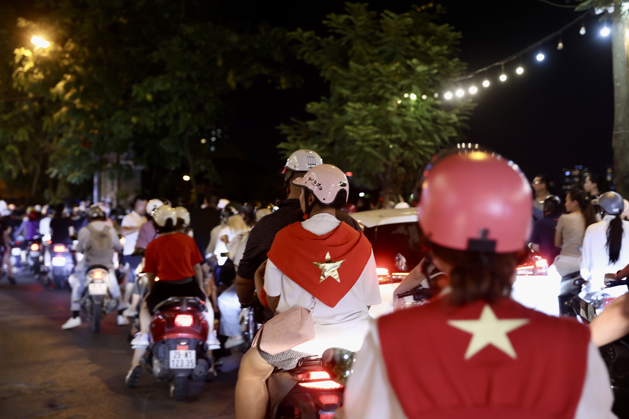 Pháo hoa rực sáng trên bầu trời Hà Nội tối 2/9, người dân đổ xô ra đường ngắm nhìn- Ảnh 35.