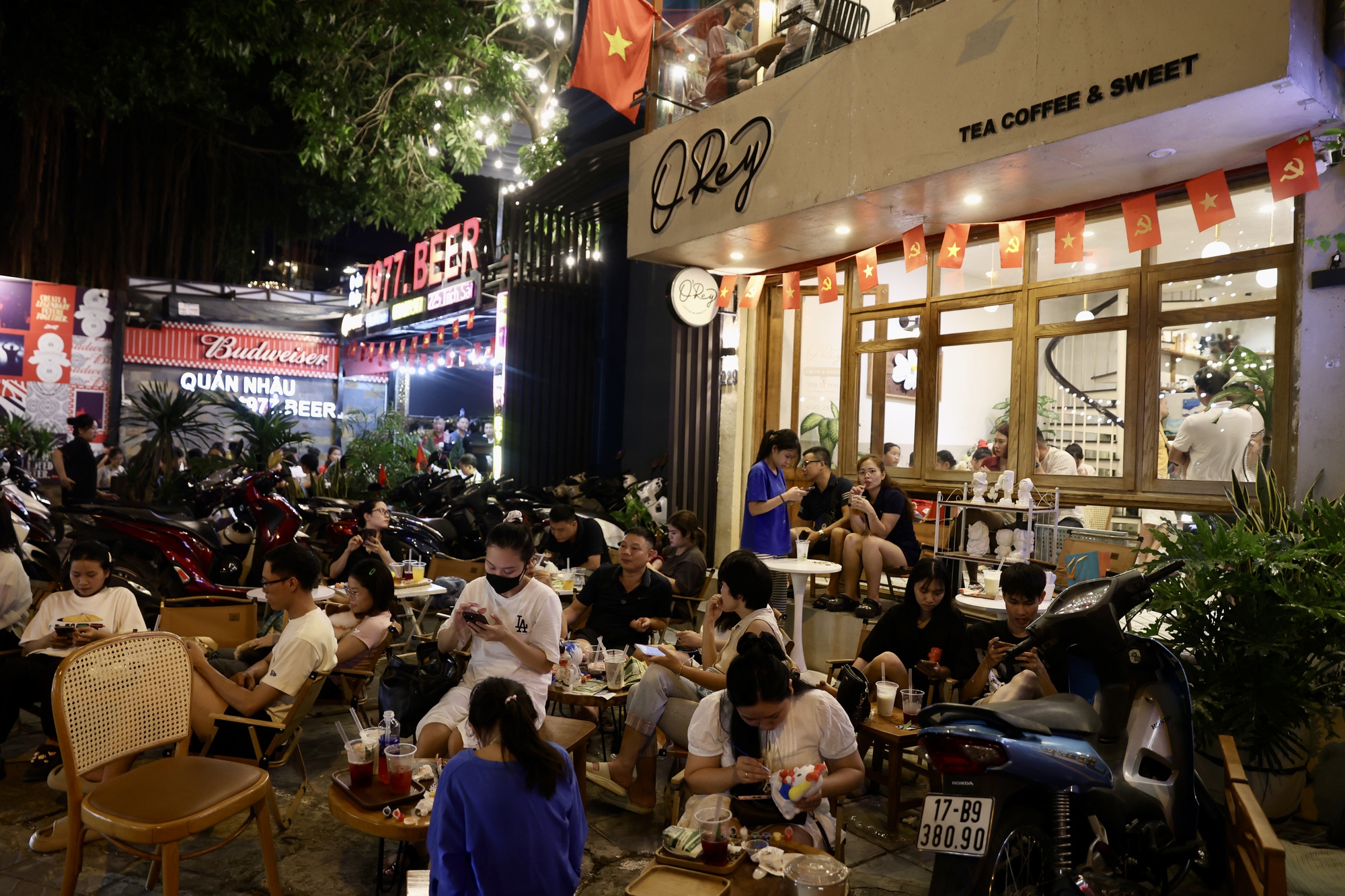 Pháo hoa rực sáng trên bầu trời Hà Nội tối 2/9, người dân đổ xô ra đường ngắm nhìn- Ảnh 31.