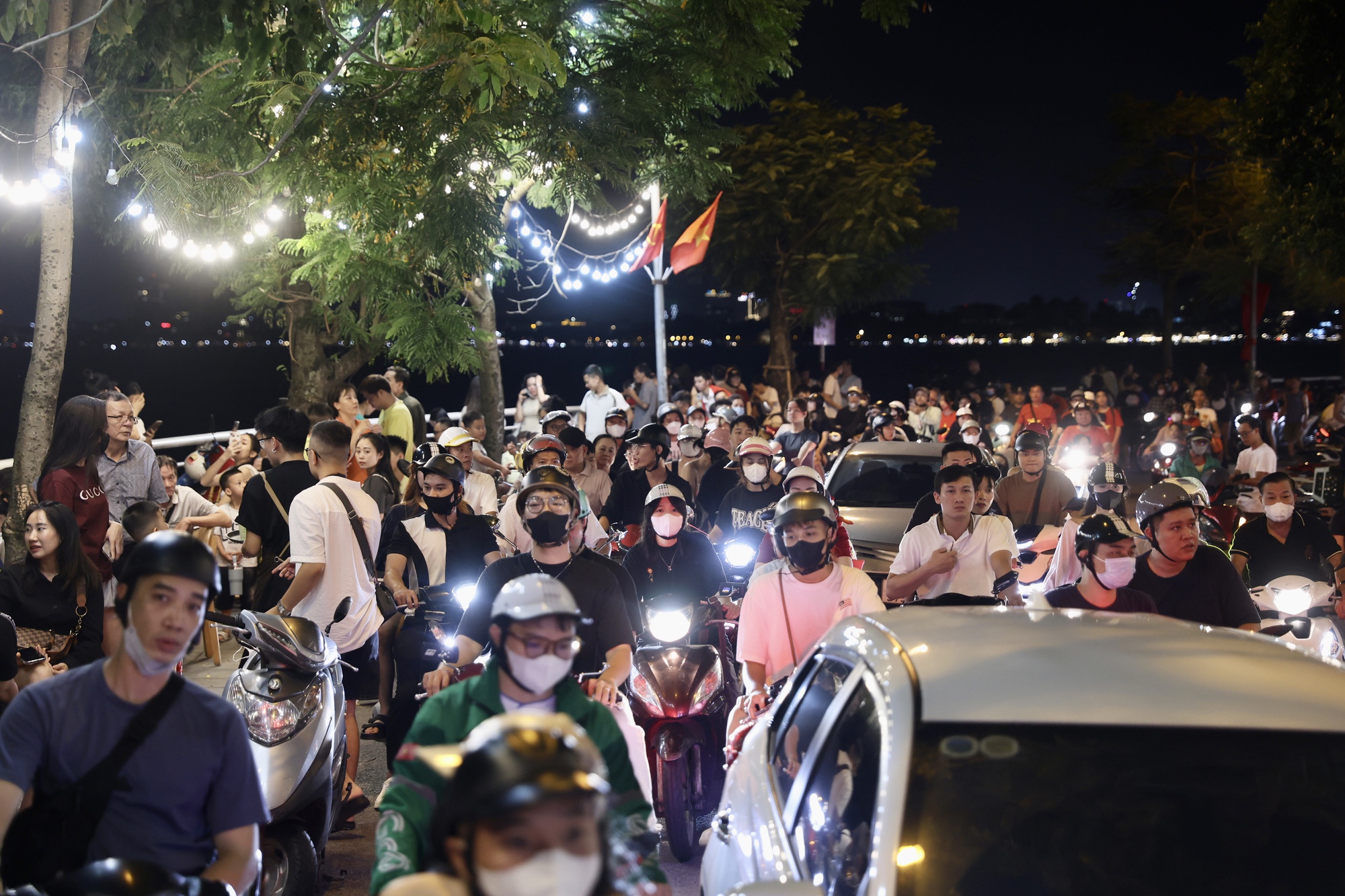 Pháo hoa rực sáng trên bầu trời Hà Nội tối 2/9, người dân đổ xô ra đường ngắm nhìn- Ảnh 34.