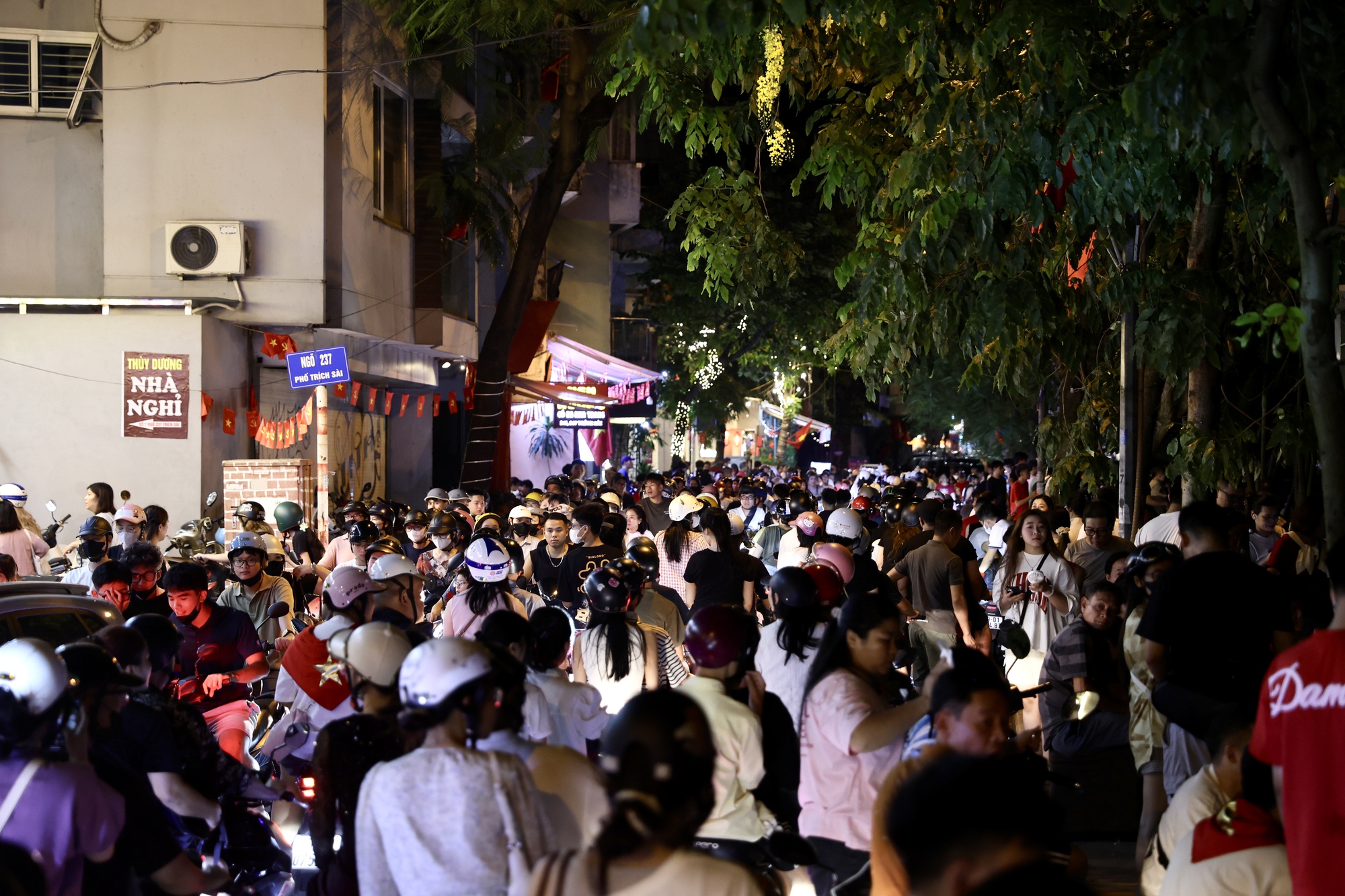 Pháo hoa rực sáng trên bầu trời Hà Nội tối 2/9, người dân đổ xô ra đường ngắm nhìn- Ảnh 33.