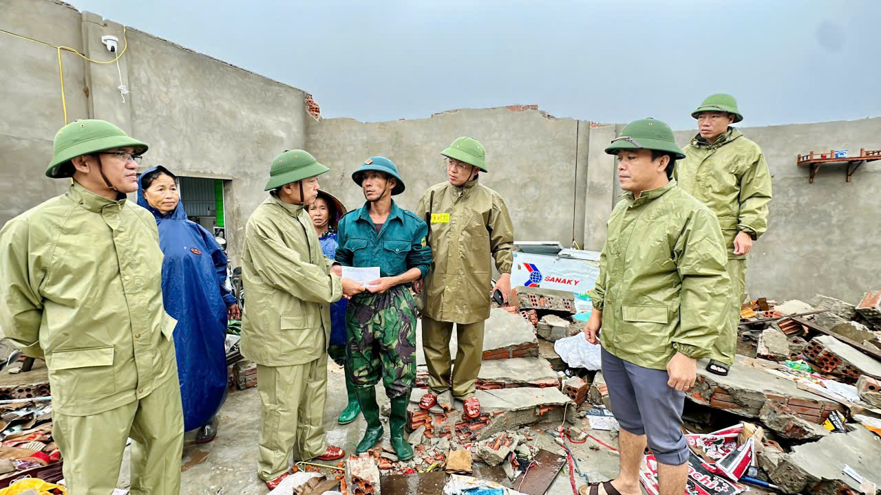 Cảnh tượng thắt lòng trong đợt ngập lụt nghiêm trọng nhất năm 2025 do bão số 10 Bualoi- Ảnh 29.