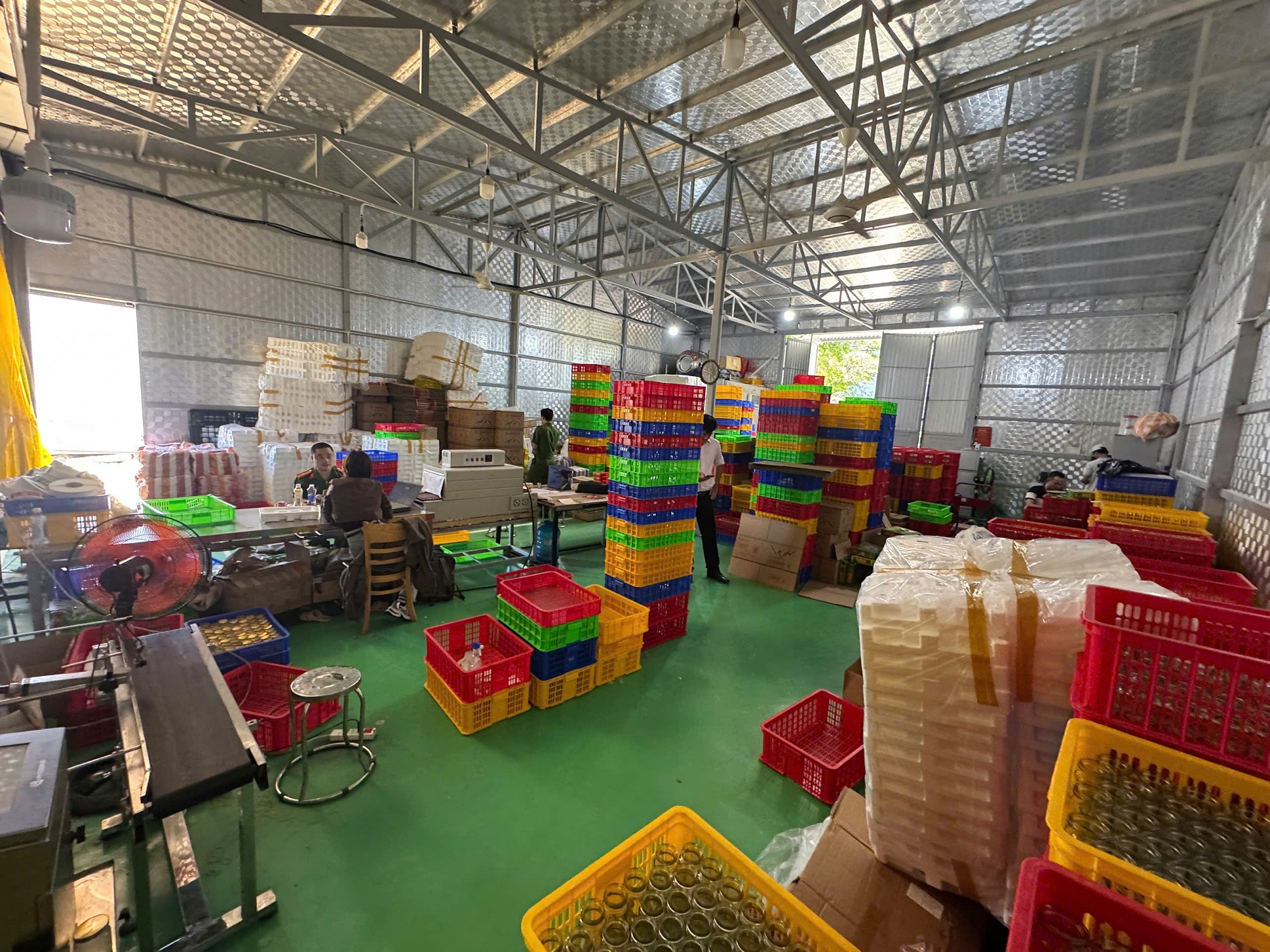 Bí mật kinh hoàng bên trong gần 38.000 lọ nước yến thành phẩm tại xưởng sản xuất ở Đà Nẵng- Ảnh 5.
