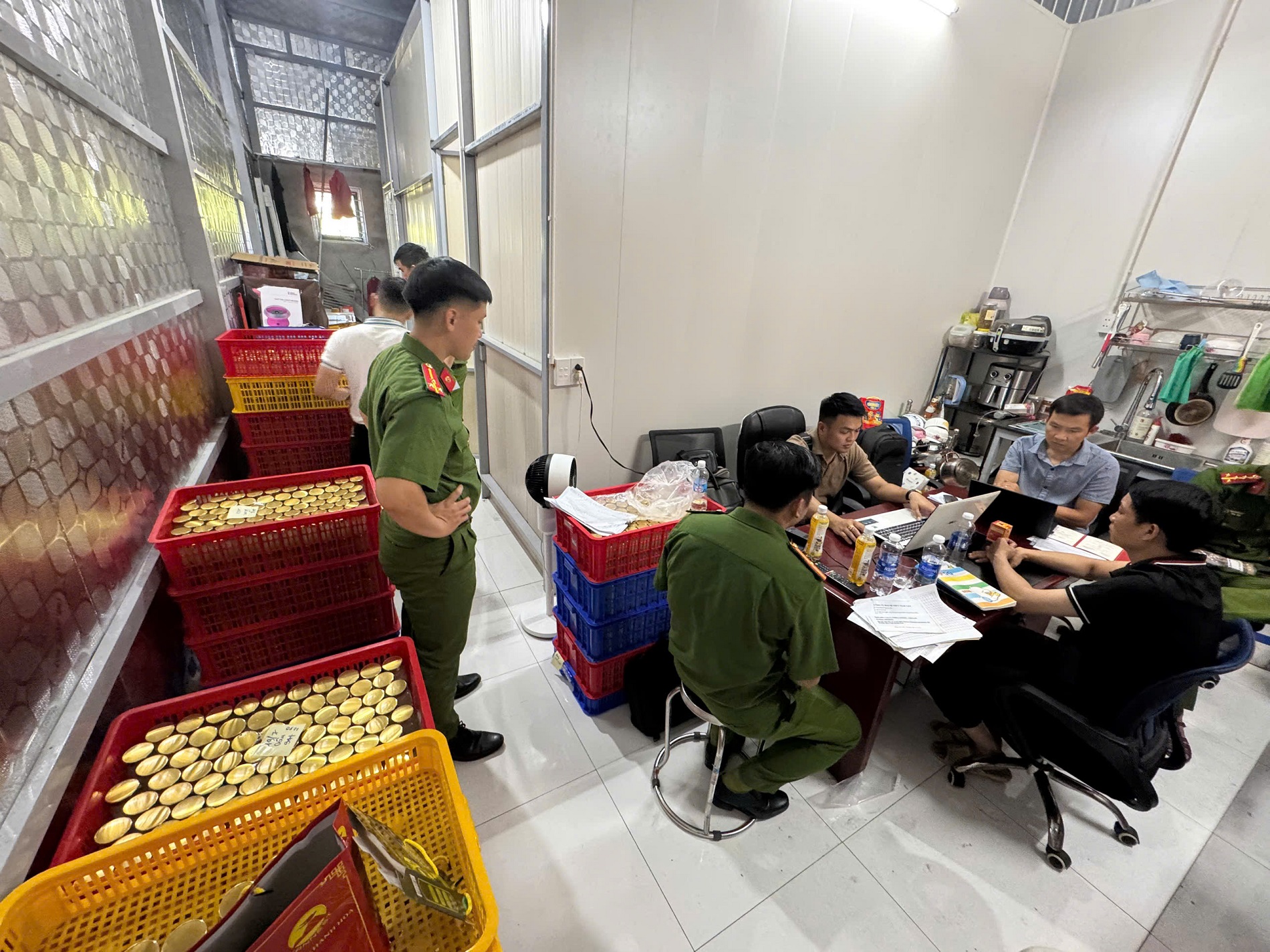 Bí mật kinh hoàng bên trong gần 38.000 lọ nước yến thành phẩm tại xưởng sản xuất ở Đà Nẵng- Ảnh 1.