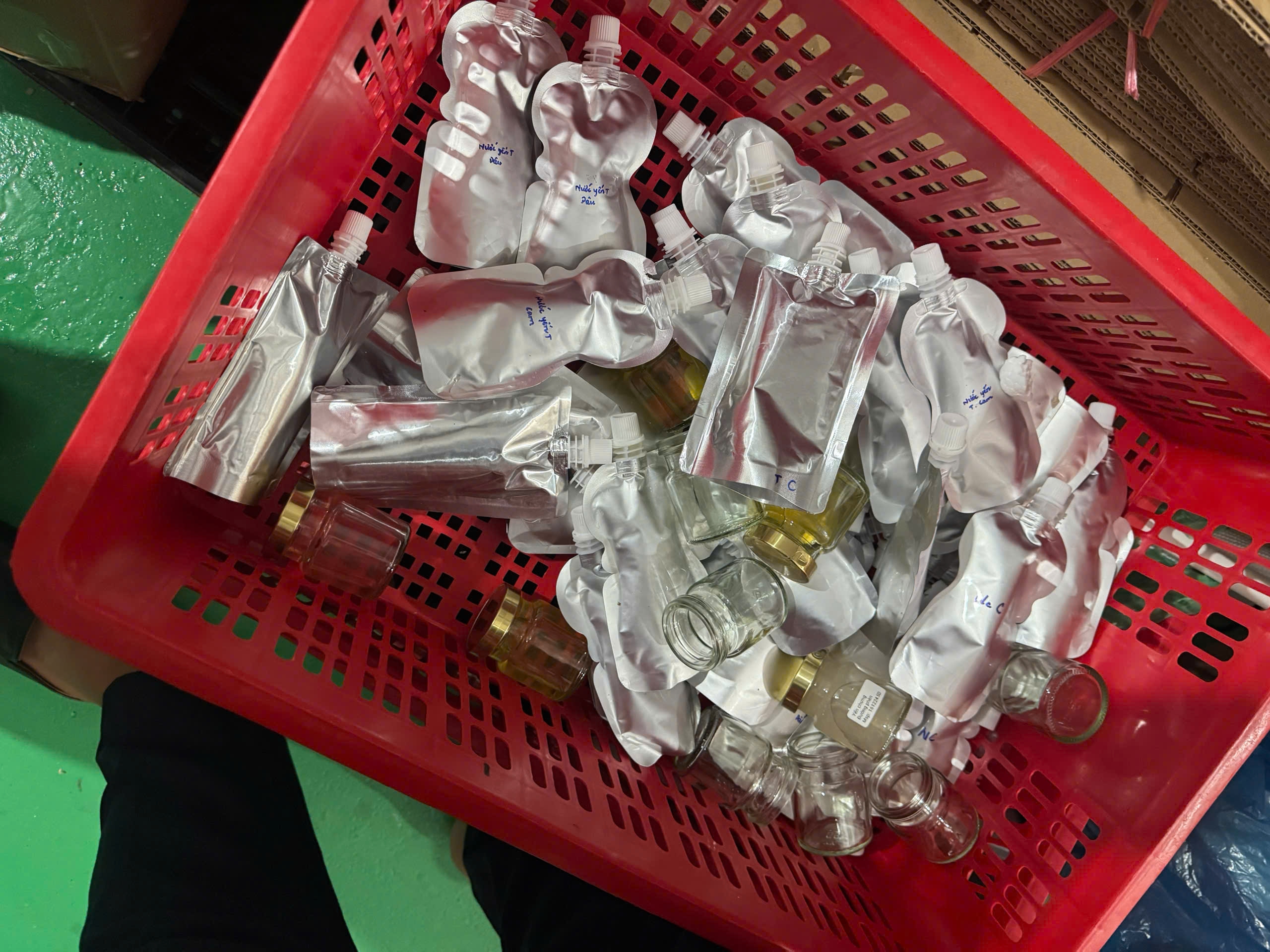 Bí mật kinh hoàng bên trong gần 38.000 lọ nước yến thành phẩm tại xưởng sản xuất ở Đà Nẵng- Ảnh 3.