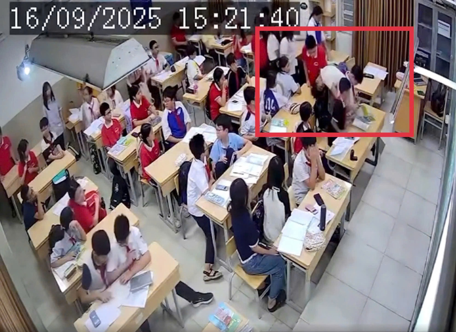 Vụ GVCN bị học sinh lớp 7 túm tóc, giật ngã xuống nền nhà vì thu đồ chơi: Bất ngờ phản ứng của cô giáo!- Ảnh 2.
