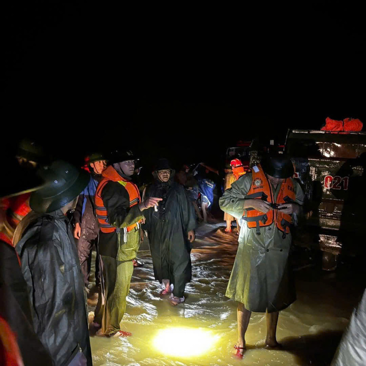 Cảnh tượng thắt lòng trong đợt ngập lụt nghiêm trọng nhất năm 2025 do bão số 10 Bualoi- Ảnh 20.