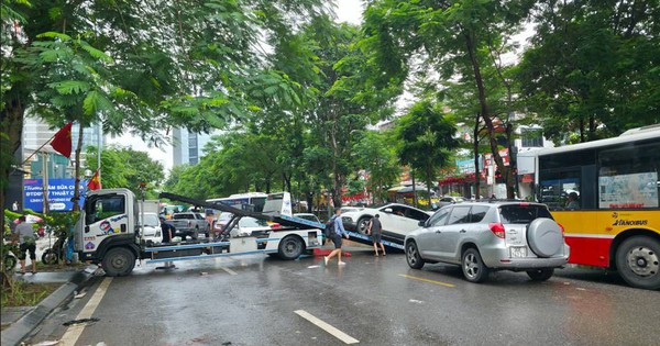 Cập nhật tình hình Hà Nội sáng nay: Nhiều ô tô chết máy vẫn nằm chắn ngang đường