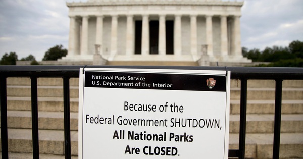 NÓNG: Chính phủ Mỹ chính thức đóng cửa, chuyện gì sẽ xảy ra?