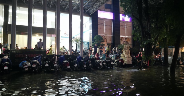 Gần đêm, nhiều người dân Hà Nội vẫn chưa về được đến nhà