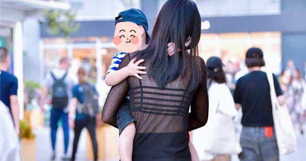 Bức ảnh trước cổng trường khiến nhiều người khóc thét: Những bà mẹ “tỉnh” lại đi, các chị đang “hại” con đấy!