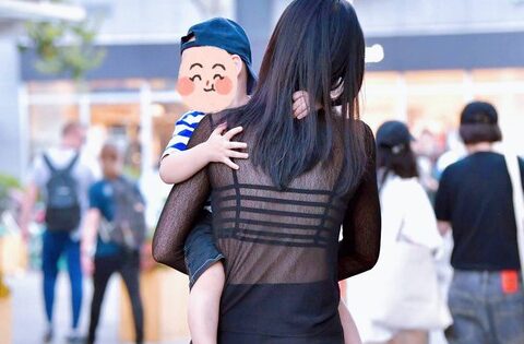 Bức ảnh trước cổng trường khiến nhiều người khóc thét: Những bà mẹ “tỉnh” lại đi, các chị đang “hại” con đấy!