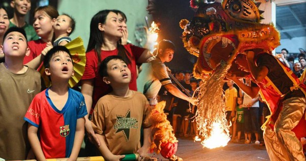 Hàng nghìn người đổ ra đường đón Trung thu, phố phường Hà Nội – TP.HCM náo nhiệt như trẩy hội