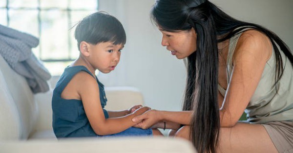 Con trai liên tục vẫy tay ra cửa sổ tầng 10 nói “Chào bác”: Mẹ hoảng sợ hỏi ai, biết sự thật thì phì cười