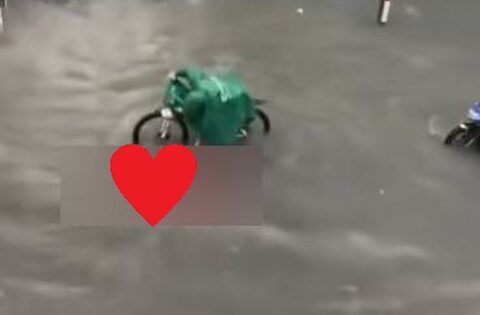 Hình ảnh ĐẸP NHẤT trong trận mưa ngập lịch sử ở Hà Nội hôm qua!