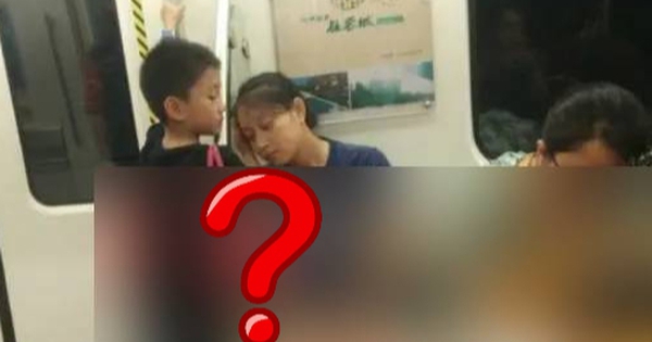 Nhìn bức ảnh cậu bé trên tàu điện ngầm, nhiều người “tiên tri”: Sau này con nhất định sẽ “giàu có”