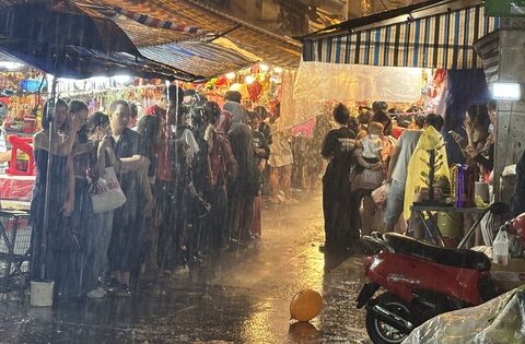 Ngay lúc này: Phố lồng đèn Lương Nhữ Học chật kín, trời bất ngờ đổ mưa vẫn vô cùng náo nhiệt
