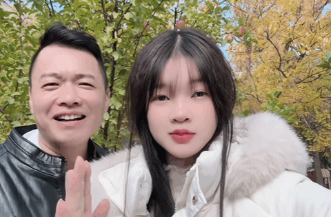 “Bạn gái kém 26 tuổi của Tôn Bằng” là ai mà đang tái hiện cuộc sống trên ngôi nhà di động như Hằng Du Mục?