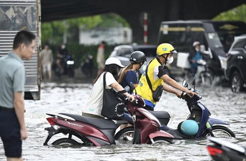 Mưa dữ dội suốt đêm, Hà Nội lại ngập kinh hoàng ở nhiều tuyến phố