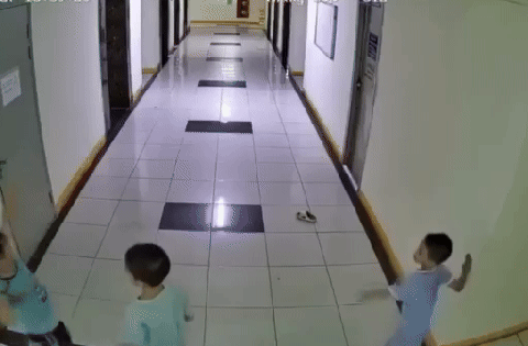 Vụ bé trai ném dép làm hỏng thang máy chung cư: Đã rõ số tiền cụ thể 3 gia đình phải bồi thường