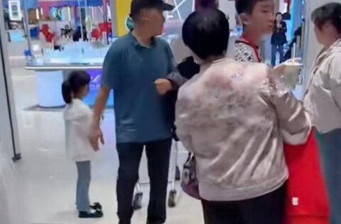 Cảnh tượng trong cửa hàng bán Iphone khiến hàng ngàn cha mẹ rơi lệ!