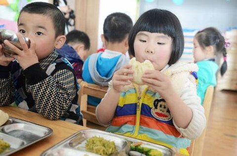 Giáo viên đăng ảnh bữa trưa rồi xoá sau 2 giây, phụ huynh tinh ý chụp lại: Đóng tiền cao, con ăn cái gì đây?