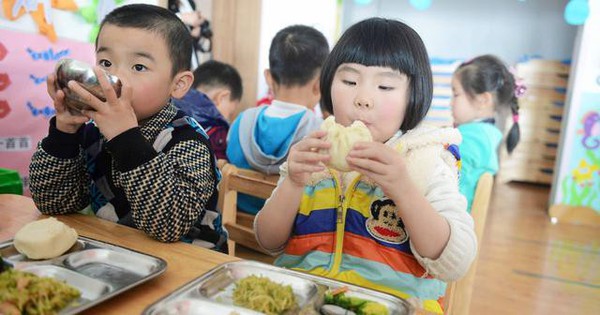 Giáo viên đăng ảnh bữa trưa rồi xoá sau 2 giây, phụ huynh tinh ý chụp lại: Đóng tiền cao, con ăn cái gì đây?